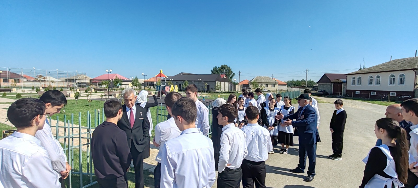 В рамках Всероссийской патриотической акции «Вахта Героев Отечества» сегодня в Кумторкалинском районе гостили герои России Владимир Легошин и Загид Загидов.